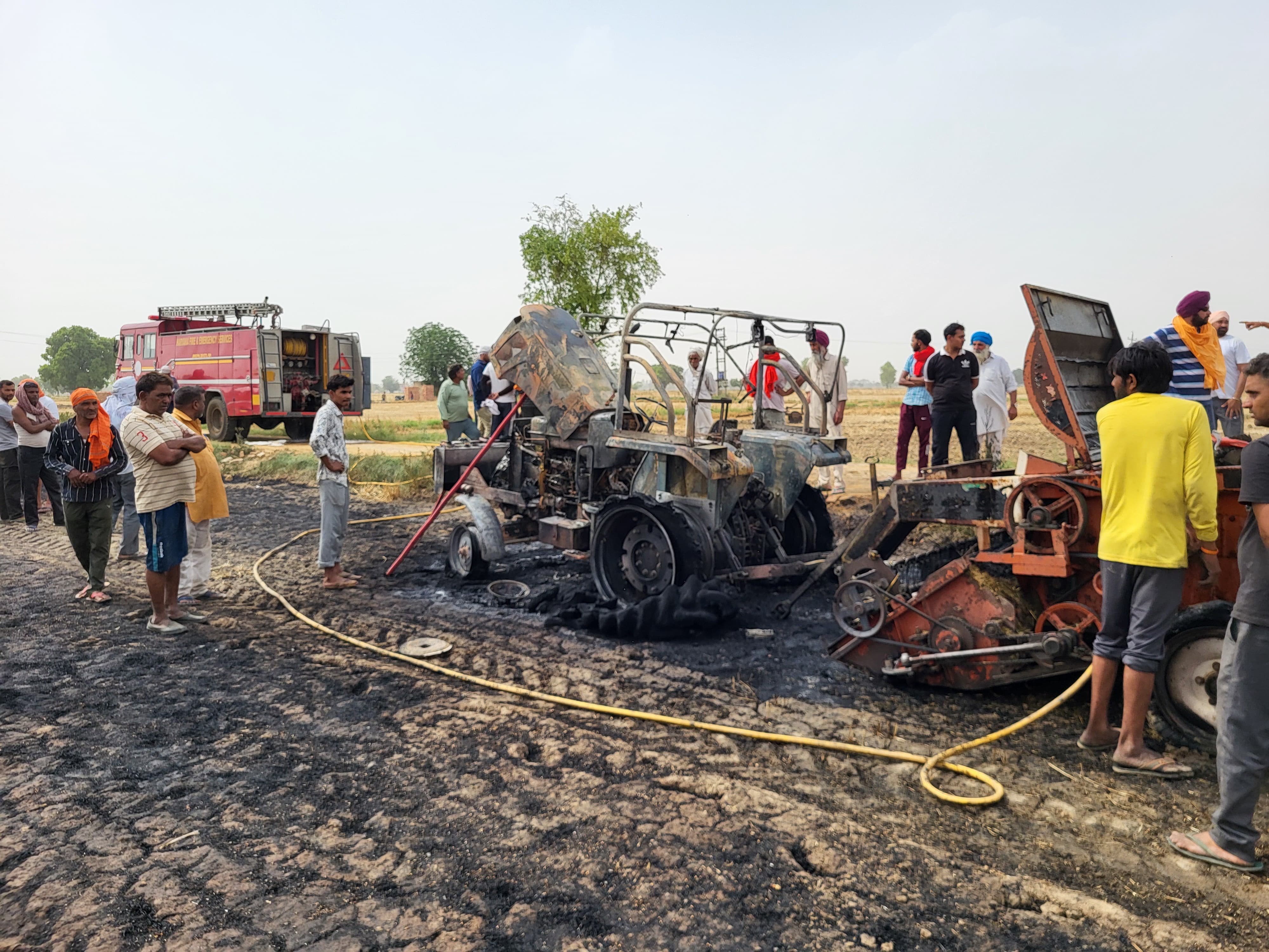 जींद में आग लगने के बाद जला ट्रैक्टर व तूड़ी बनाने की मशीन।
