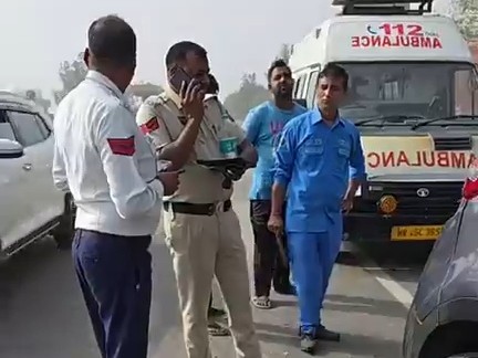 सूचना पर पहुंची पुलिस मामले की जांच करते हुए।