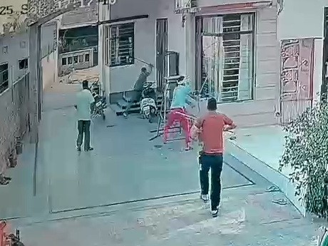 घर पर लाठी-डंडों से हमला करते हुए हमलावर।