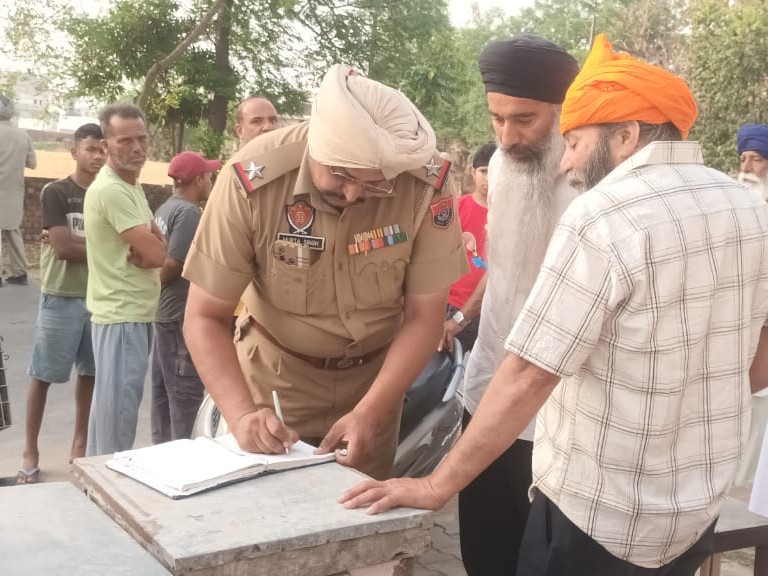 परिजनों के बयान दर्ज करते हुए पुलिस।