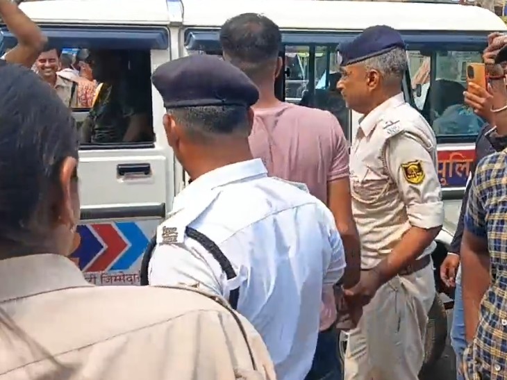 लड़के को कोतवाली ले जाती पुलिस।