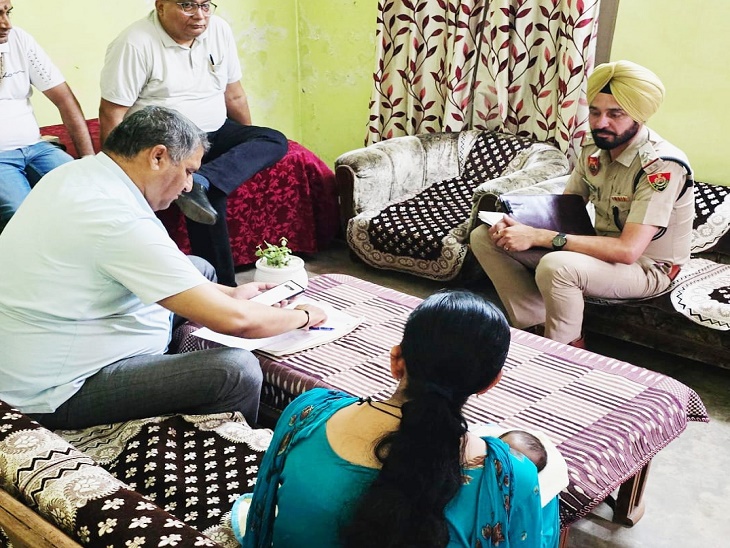 बच्ची को कब्जे में लेकर मामले की जांच करती CWC की टीम।