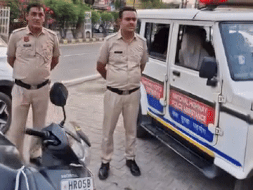 सूचना के बाद मौके पर पहुंचकर मामले की जांच करती पुलिस।