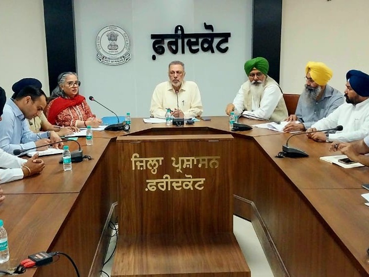 फरीदकोट में अधिकारियों के साथ बैठक करते स्वास्थ्य मंत्री डॉ बलबीर सिंह।