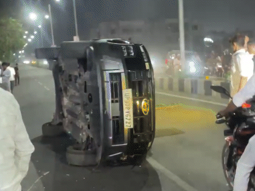 Uncontrolled car collided with a divider and overturned in Lucknow