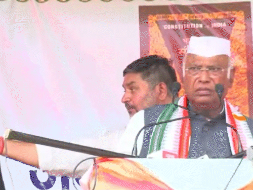 बक्सर में खड़गे बोले- राहुल-प्रियंका गांधी को डराने की कोशिश हो रही; हम डरने वाले नहीं|देश,National - Dainik Bhaskar