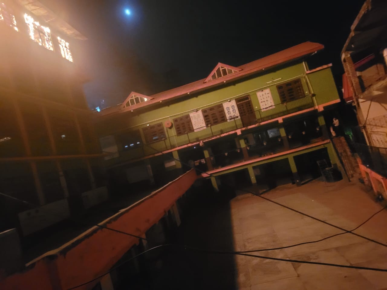 सरस्वती विद्या मंदिर स्कूल में लगी आग।