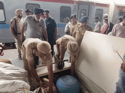 सामान की चेकिंग करती हुई पुलिस।