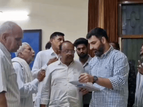 सिरसा स्थित कार्यालय में लोगों की समस्या सुनते हुए कांग्रेस विधायक गोकुल सेतिया। - Dainik Bhaskar