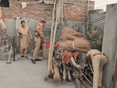 घर के अंदर घुसकर सर्च करती हुई पुलिस।
