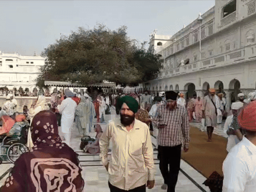 नतमस्तक होने पहुंची संगत।