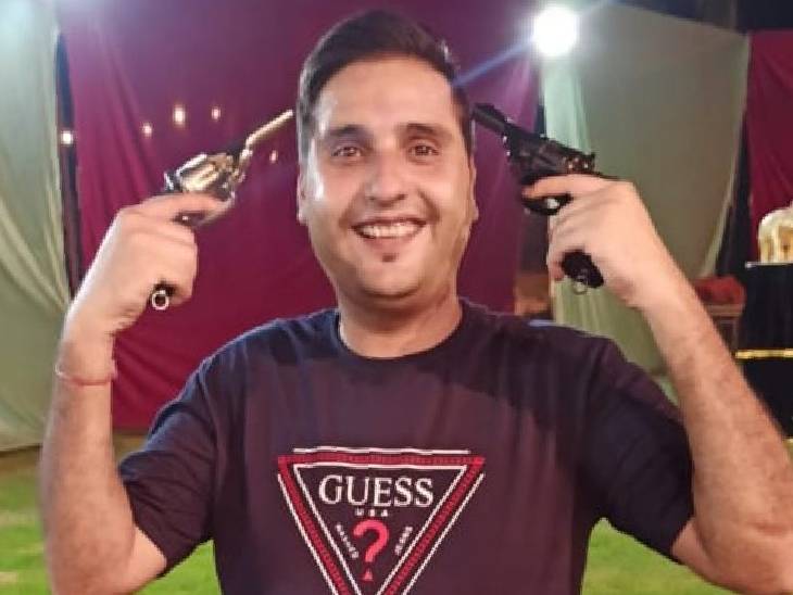शिवसेना हिंदुस्तान के नेता रोहित अबरोल का हथियारों के साथ फोटो।