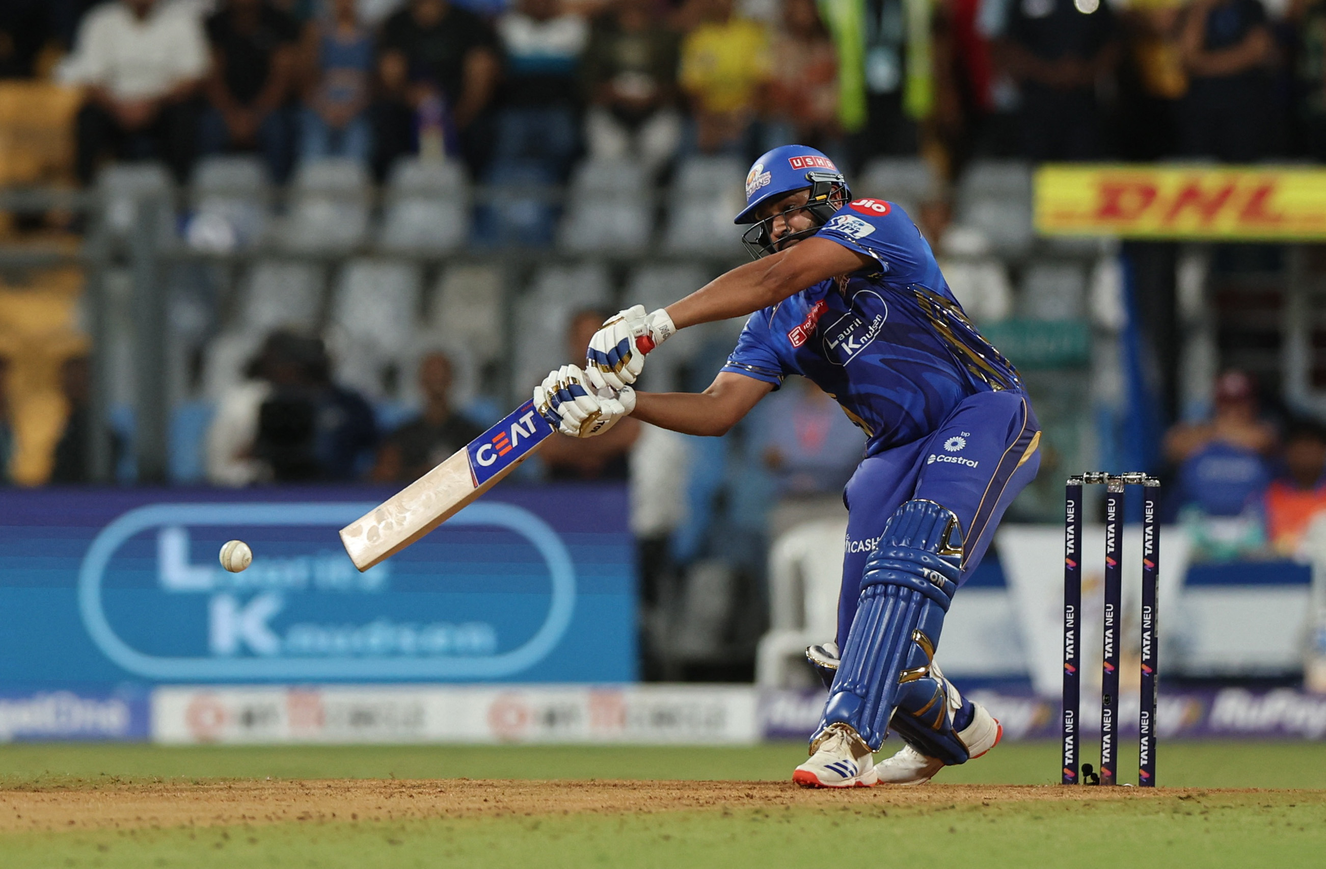 रोहित शर्मा ने 33 गेंद पर फिफ्टी लगाई।