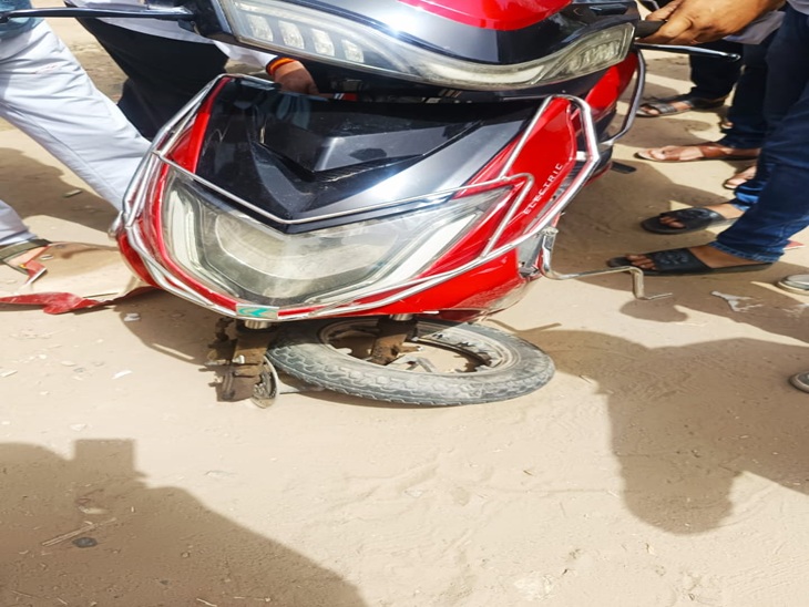 इस स्कूटी पर सवार थे दोनों भाई बहन