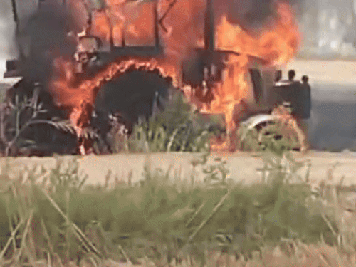 जींद में ट्रैक्टर में लगी आग।