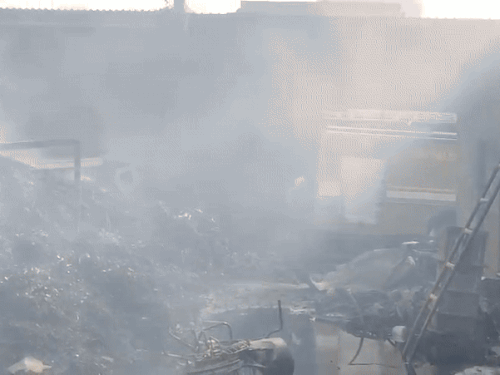 आग से फैक्ट्री पूरी तरह कंडम हो गई।