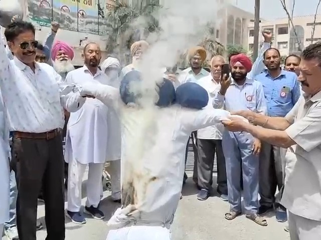 पंजाब सरकार के खिलाफ जोरदार प्रदर्शन करते हुए।