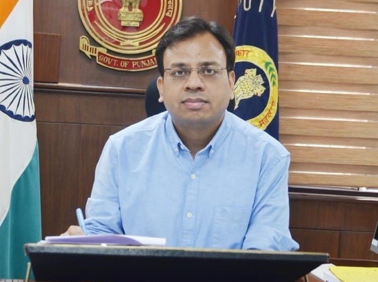 जानकारी देते हुए डीसी अमित कुमार पांचाल।