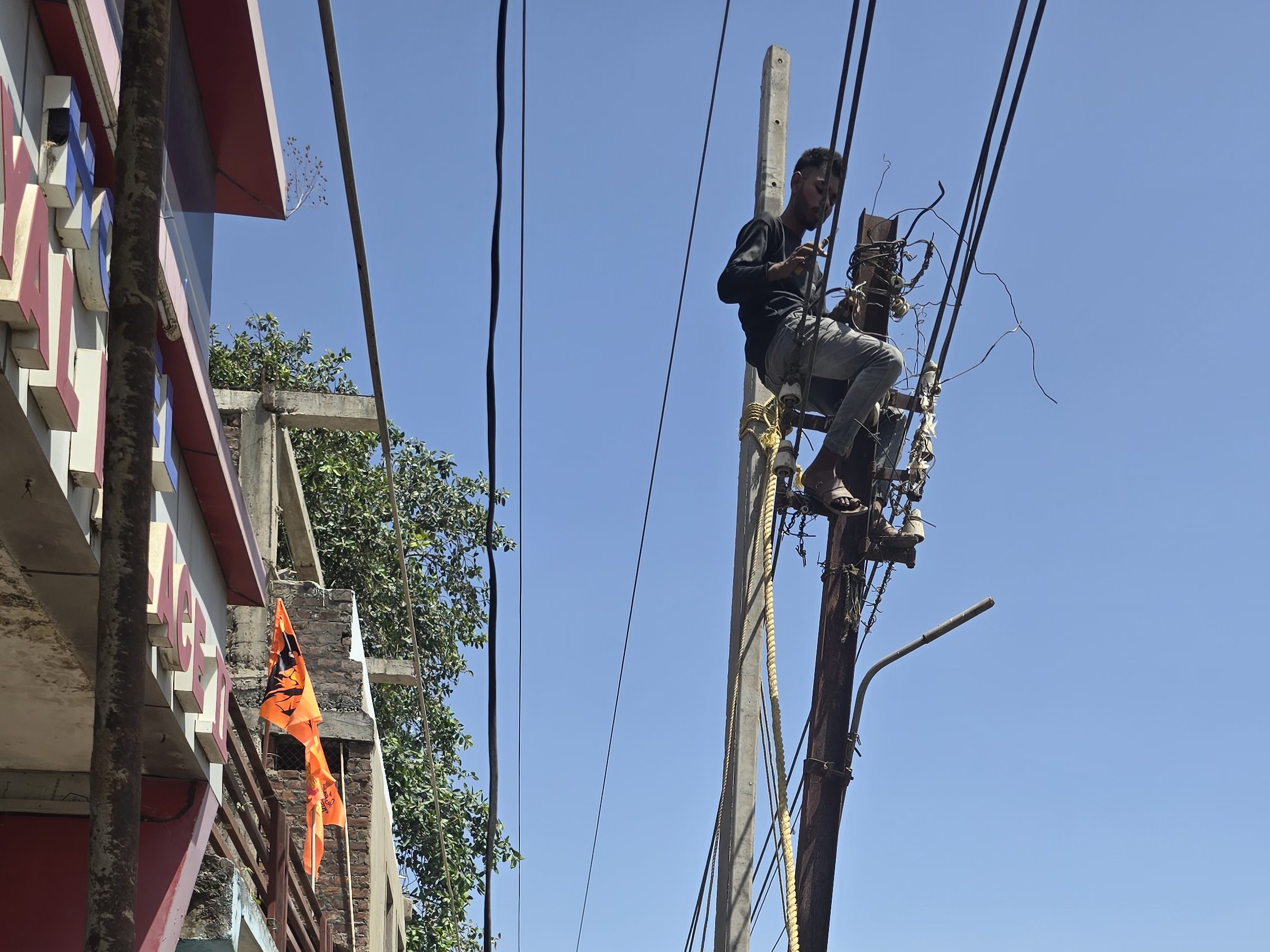52 year old dilapidated electric poles replaced in Mandu | मांडू में 52 ...
