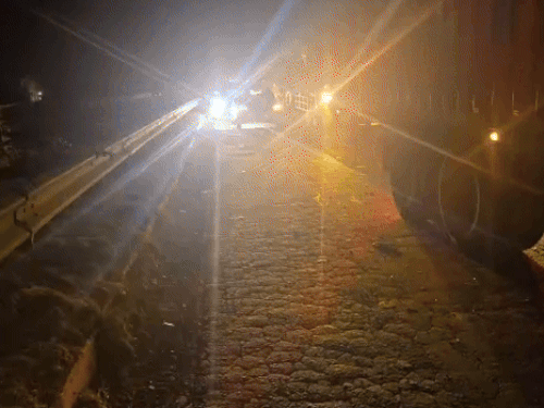 हादसे के बाद जाम खुलवाती पुलिस व निकलते वाहन।