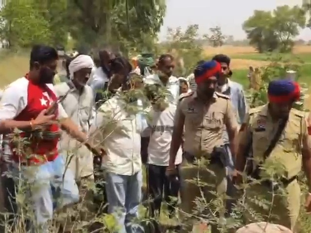घटनास्थल पर पहुंची पुलिस की टीम और स्थानीय लोगों की भीड़।
