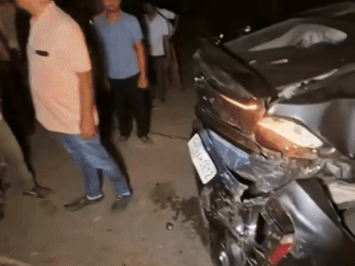 हादसे में क्षतिग्रस्त हुई जन्मदिन की पार्टी में जा रहे परिवार की गाड़ी।