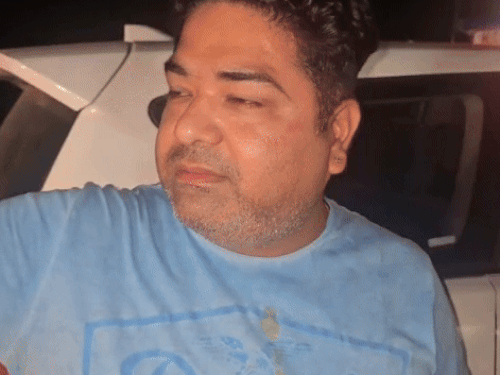 जानकारी देते कार चालक सुमित अरोडा।