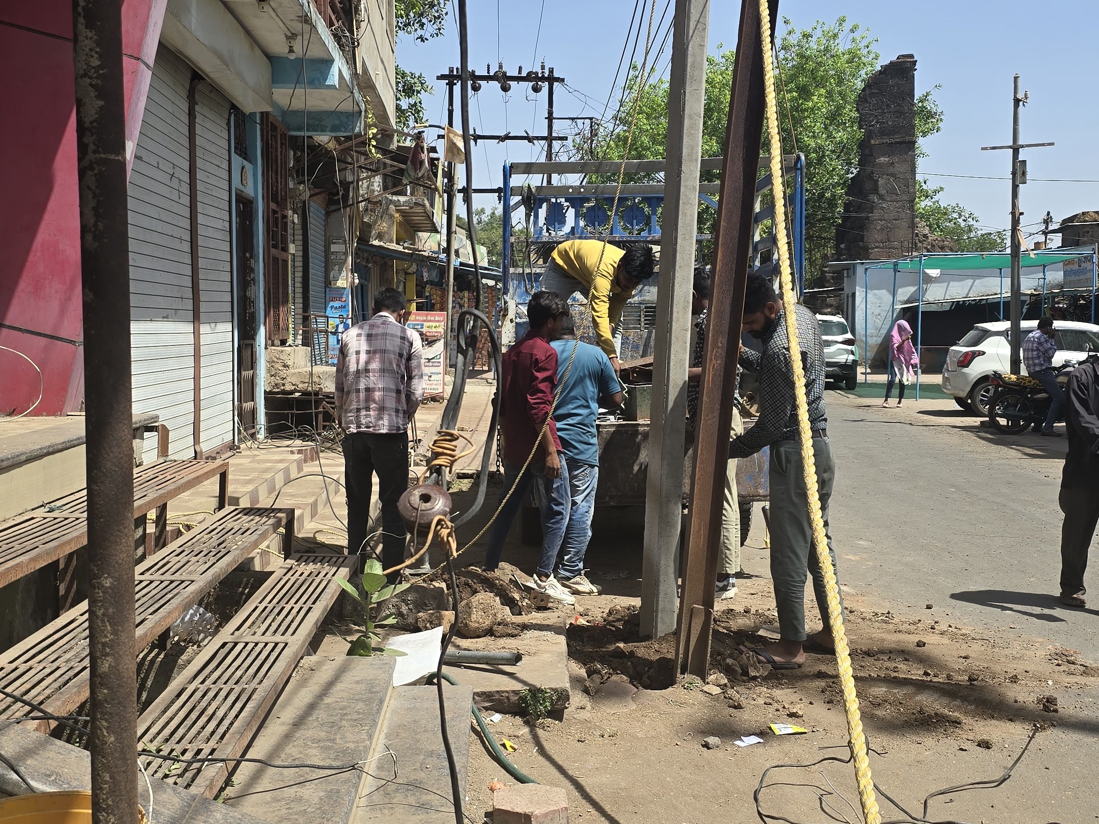52 year old dilapidated electric poles replaced in Mandu | मांडू में 52 ...