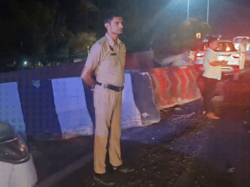 सूचना के बाद रात को मौके पर पहुंची पुलिस।