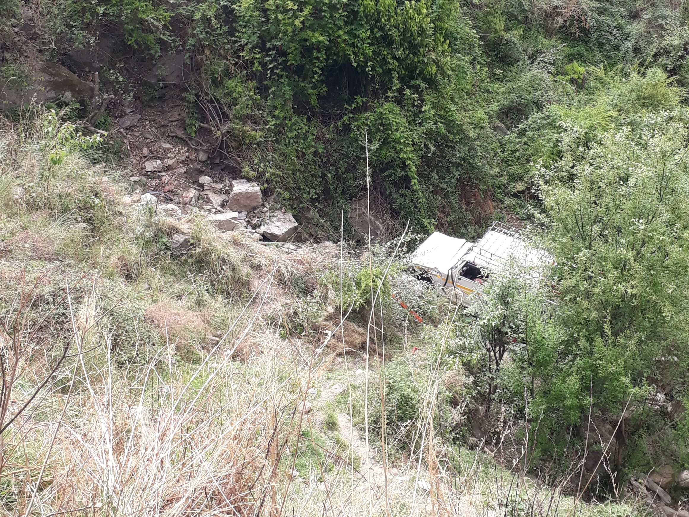 खाई में गिरी हुई बोलेरो।