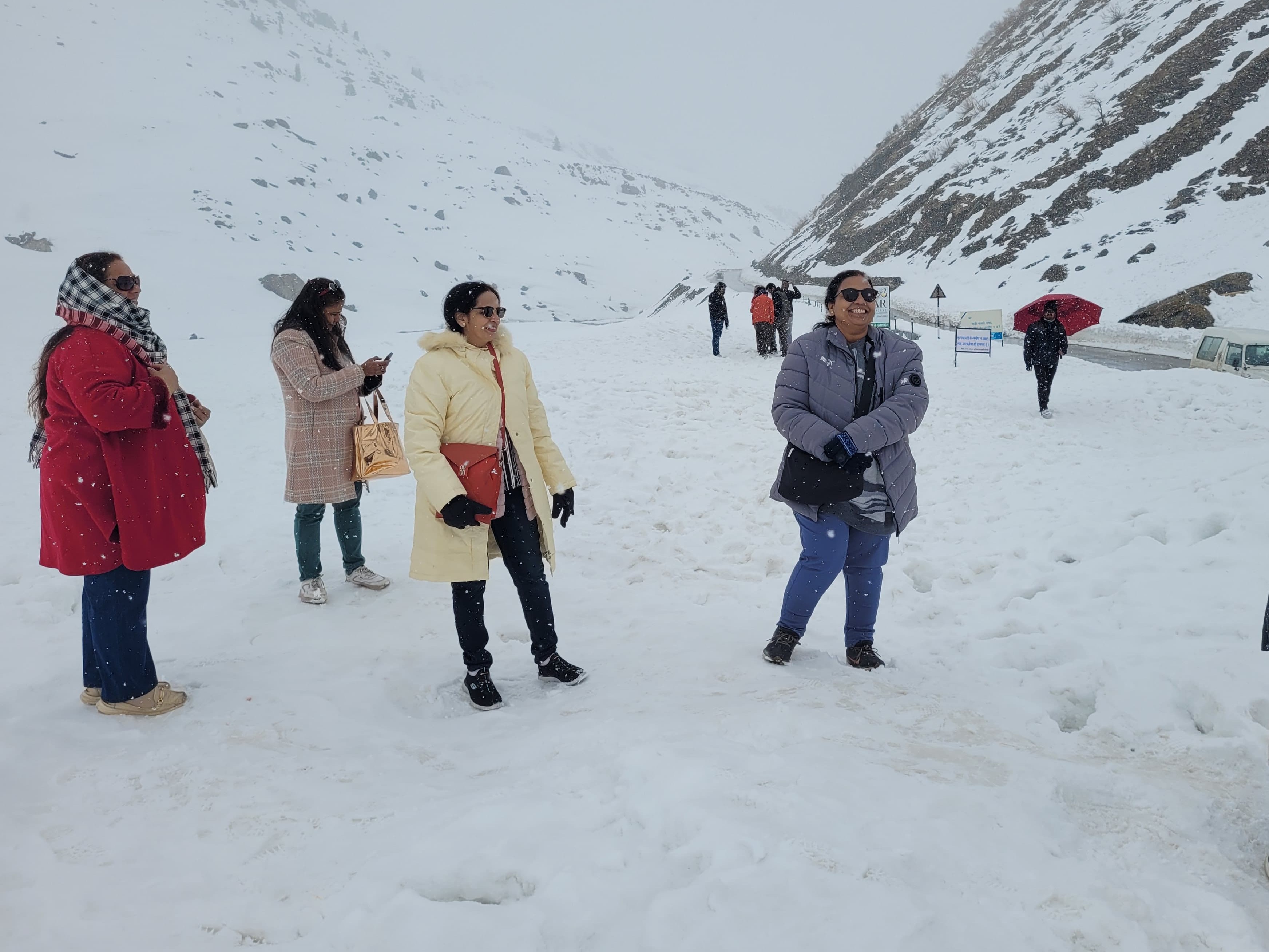 पर्यटक बर्फबारी का आनंद ले रहे हैं।