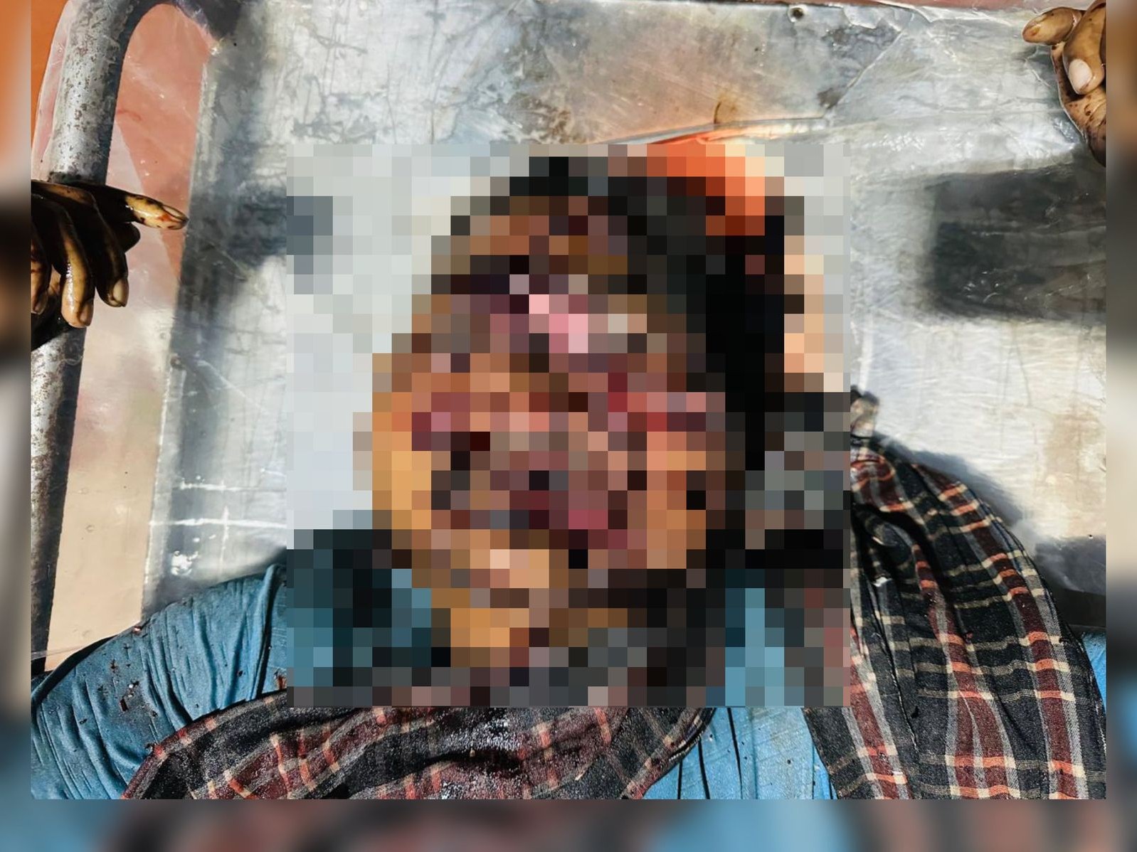 डोंगरगढ़ में सड़क किनारे खून से लथपथ शव मिला है।