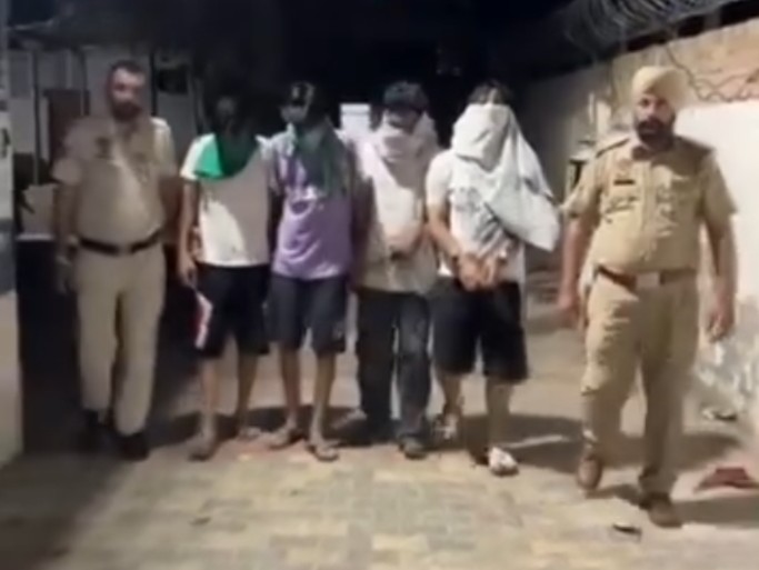 पुलिस की गिरफ्त में चारों आरोपी धर्मप्रीत सिंह, कुलदीप, हरजीत सिंह और अमनिंदर सिंह। - Dainik Bhaskar