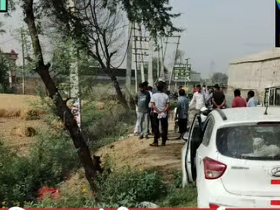 घटनास्थल पर मौजूद लोगों की भीड़।