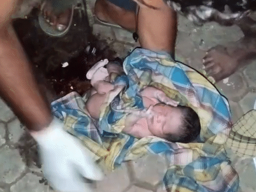 महिला ने बच्चे को सड़क किनारे दिया जन्म। मां और नवजात दोनों स्वस्थ हैं।