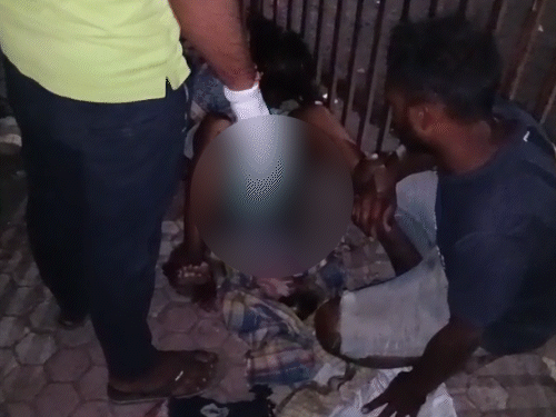 प्रसव पीड़ा होने पर महिला का सड़क किनारे सुरक्षित प्रसव कराया गया। - Dainik Bhaskar