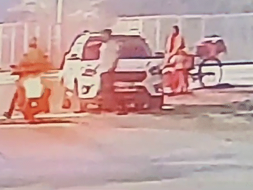 युवती ने नागपुर से अपने बॉयफ्रेंड को बुलाया था। आरोपियों ने पहले युवक से पता पूछा।