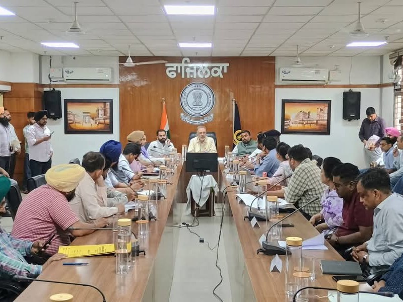 फाजिल्का में स्वास्थ्य मंत्री डॉ. बलबीर सिंह ने ली बैठक।