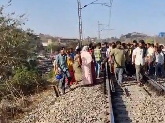 Ayodhya Man dies after being hit by train