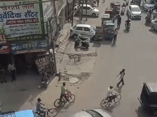 लुधियाना के समराला चौक नजदीक एक्सीडेट में इस पुल से नीचे गिरा बाइक रेहड़ा चालक युवक। - Dainik Bhaskar