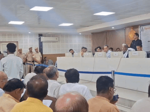 बैठक में शिकायत सुनते हुए मंत्री पंवार व विधायक और अधिकारी।