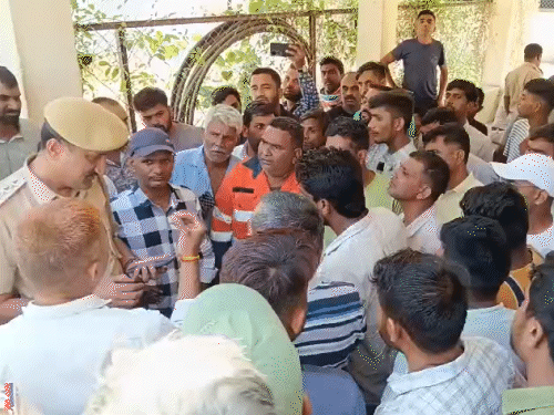 शनिवार को MB अस्पताल की मॉर्च्युरी के बाहर ग्रामीणों ने प्रदर्शन कर मुआवजे और आरोपियों को पकड़ने की मांग की थी।