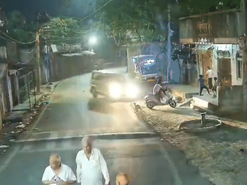 शराब के नशे में गाड़ी चला रहे युवक ने सड़क किनारे स्कूटी पर बैठे युवक पर बोलेरो को चढ़ा दिया।
