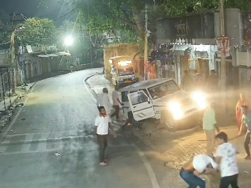 मौके पर मौजूद लोगों ने बोलेरो सवार एक युवक को पकड़कर पीटा। पुलिस के आने से पहले ही युवक लोगों के चंगुल से खुद को छुड़ाकर भाग गया।