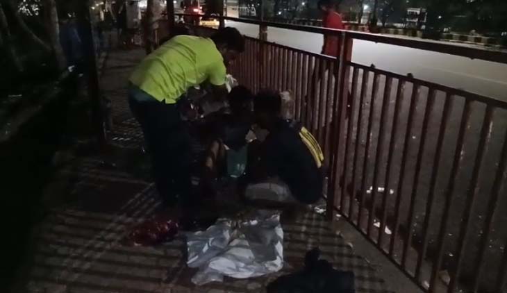 सड़क किनारे लोहे के डिवाइडर की आढ़ में प्रसव कराया गया।