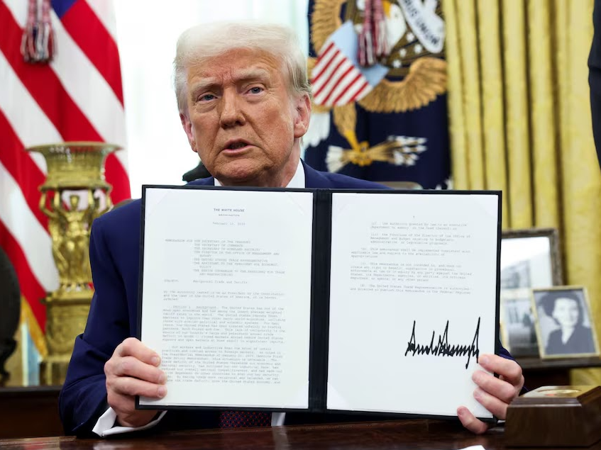 अमेरिकी राष्ट्रपति डोनाल्ड ट्रम्प ने 13 फरवरी को टैरिफ लगाने से जुड़े एग्जीक्यूटिव ऑर्डर पर दस्तखत किए थे। - Dainik Bhaskar