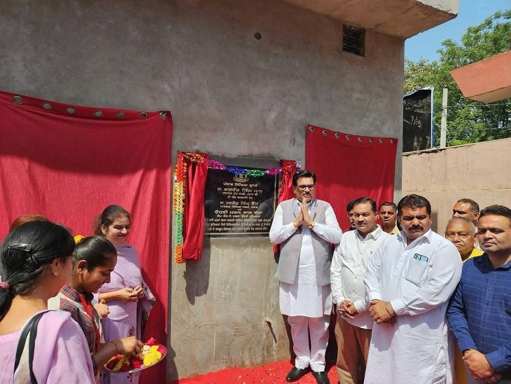 7 अप्रैल को शिक्षा क्रांति के तहत अधूरे स्कूल प्रोजेक्ट का उद्घाटन करते हुए विधायक चौधरी मदन लाल बग्गा। - Dainik Bhaskar