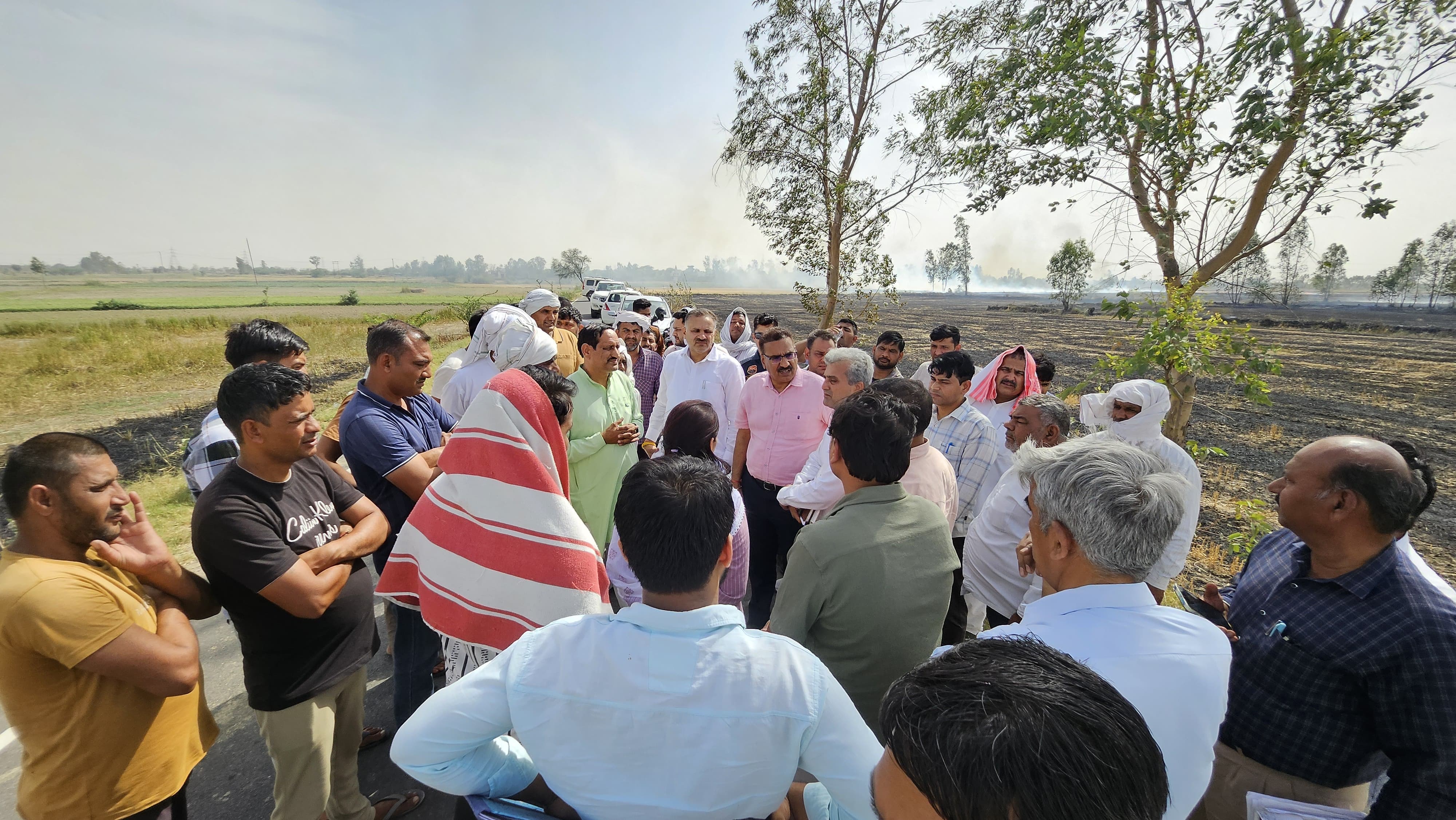 आगजनी से किसानों की फसल जलने से हुए नुकसान का जायजा लेते बादली विधायक व अधिकारी।