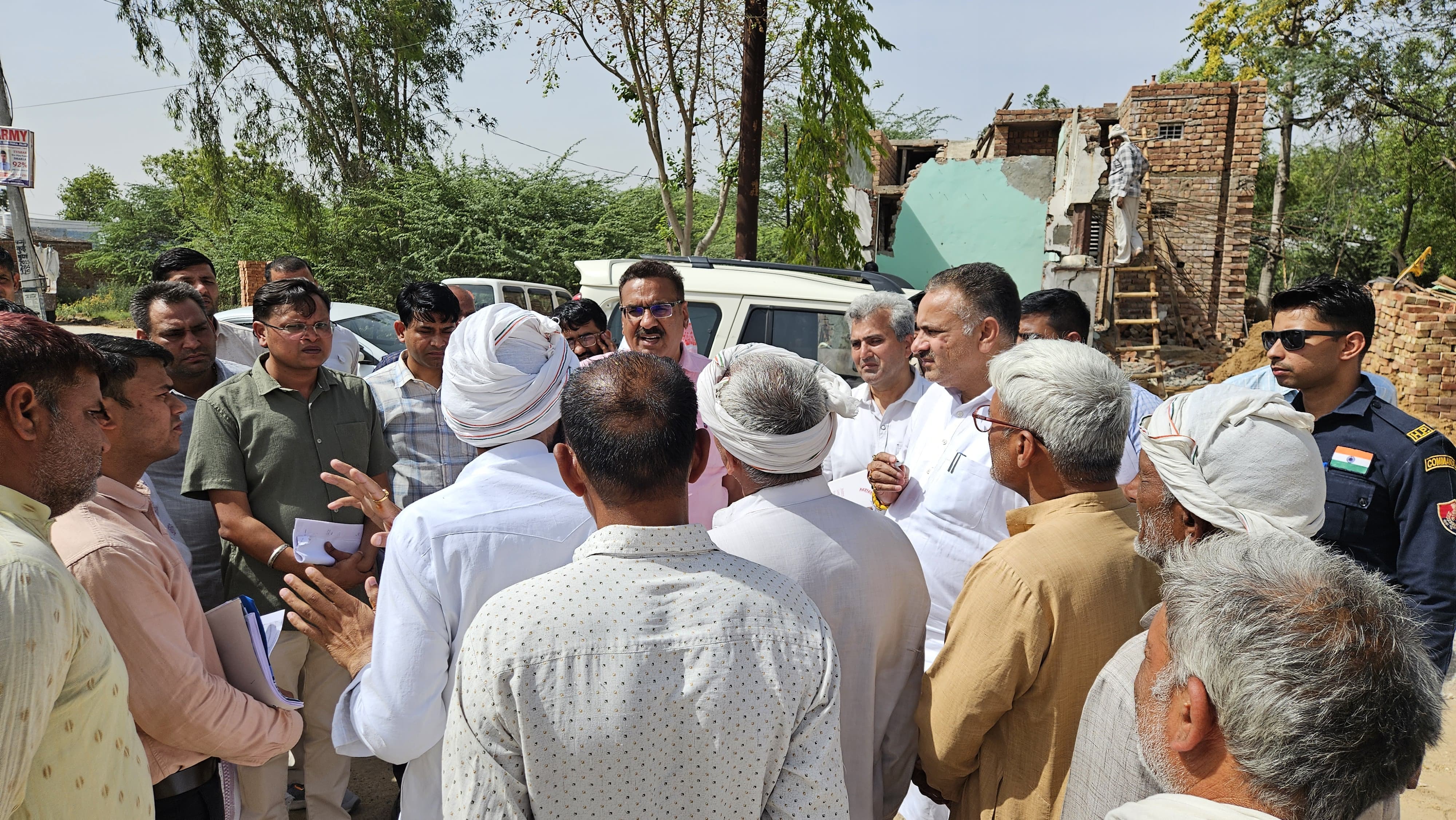 गांवों में जलभराव की समस्या को लेकर ग्रामीणों से बात करते विधायक व अधिकारी।