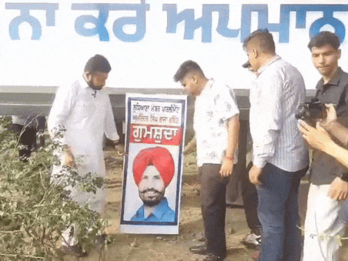 सांसद अमरिंदर सिंह राजा वडिंग के पोस्टर लगाते भाजपा वर्कर।